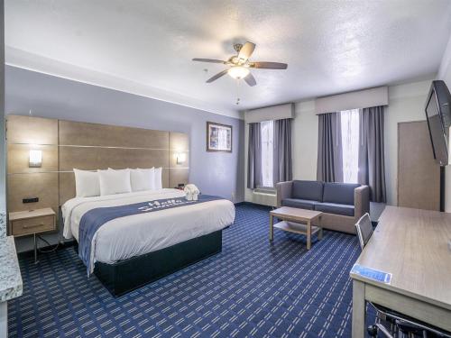 Days Inn & Suites by Wyndham Webster NASA-ClearLake-Houston