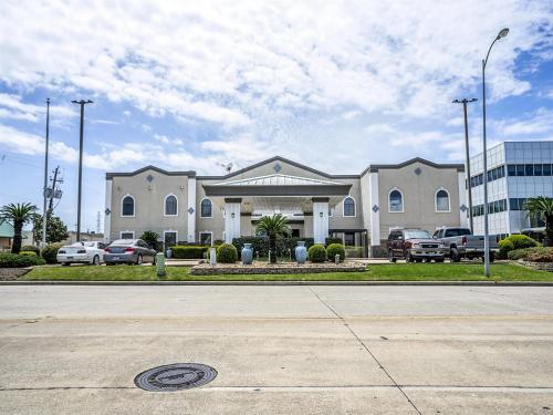 Days Inn & Suites by Wyndham Webster NASA-ClearLake-Houston - image 3