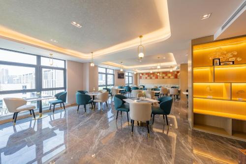 Atour Hotel Wuxi Huishan Wanda Plaza Wuxi