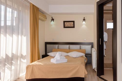 Double or Twin Room with Pool Access image 7