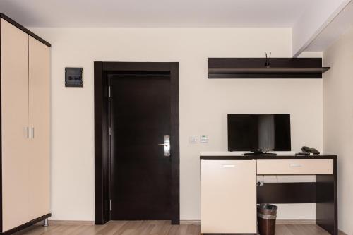 Double or Twin Room with Pool Access image 8