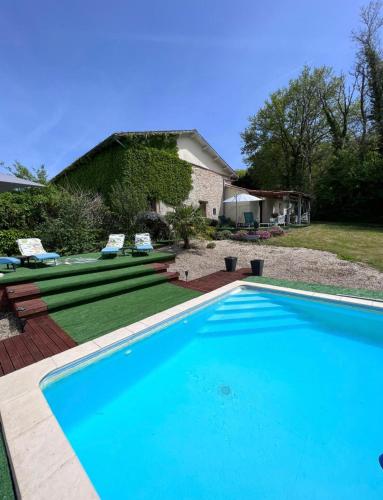 The stables 3 bedroom french villa with outside pool gîte à louer Chadurie