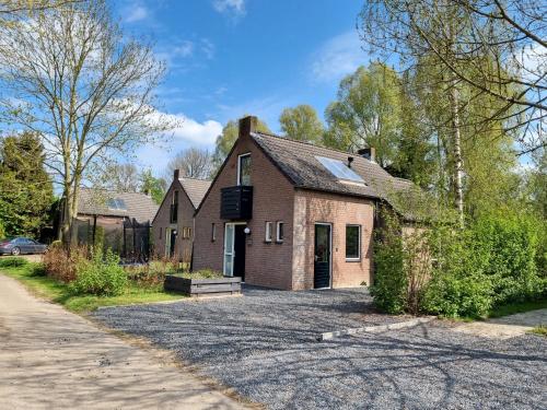 B&B Ewijk - Family home, large garden, playground kids, firepit, terraces, sleeps max 7 and 1 babycot, kids playroom inside - Bed and Breakfast Ewijk