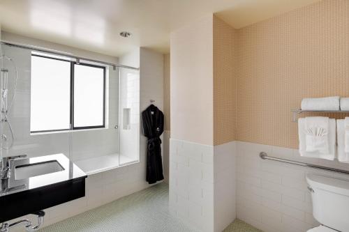 Cormorant Boutique Hotel - image 13