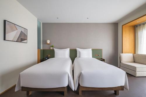 Deluxe Twin Room image 7