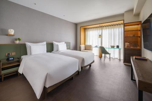 Deluxe Twin Room image 6
