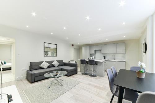 Chic Apartment by Hyde Park 1
