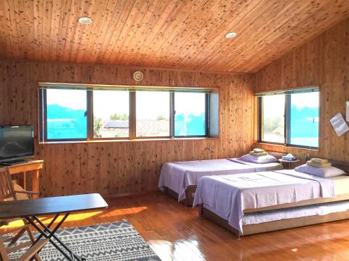 2 twin beds, 4 futon beds
