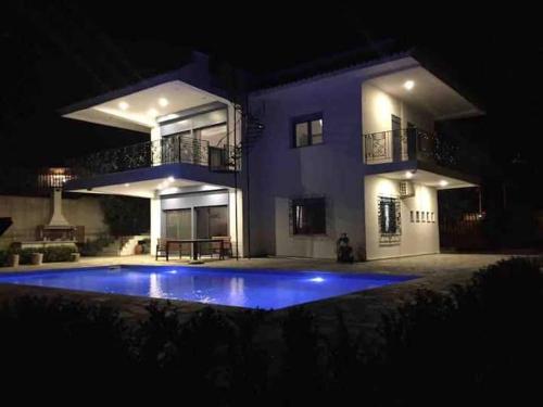 Lovely 4 bedrooms villa in schinias gîte à louer Grammatikó