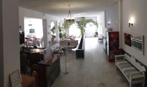 Előcsarnok, Porto Castello in Exo Gialos Thiras