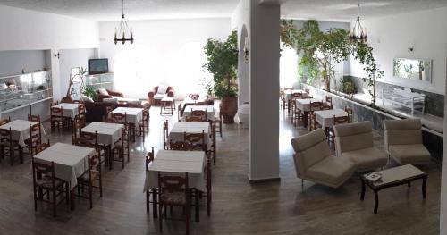 Létesítmények, Porto Castello in Exo Gialos Thiras