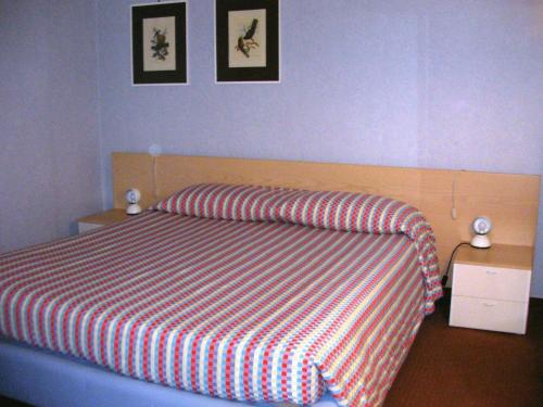 1 queen bed, 3 sofa beds
