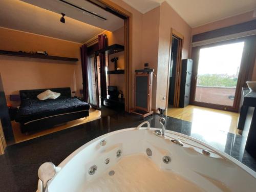 Bathroom, Attico con vista spettacolare e Jacuzzi in San Donato