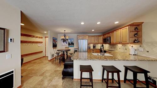 One Bedrooms At Snowbird Condos Slopeside - Free Wifi & Assigned Parking! - image 14