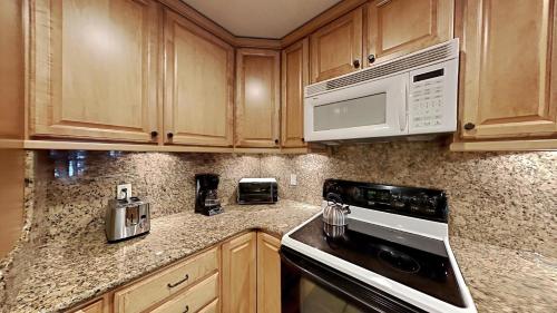One Bedrooms At Snowbird Condos Slopeside - Free Wifi & Assigned Parking! - image 6
