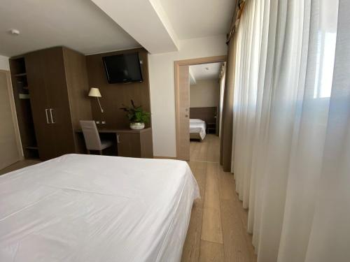 2 double beds, 3 twin beds