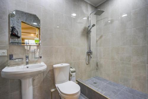 Bathroom, Квартира в Пансионате Costa Brava На Иссык-Куле in Bulan Sogottuu