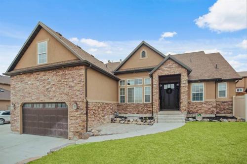Entertainment dream Large Home with 7 bedrooms sleeps 20+