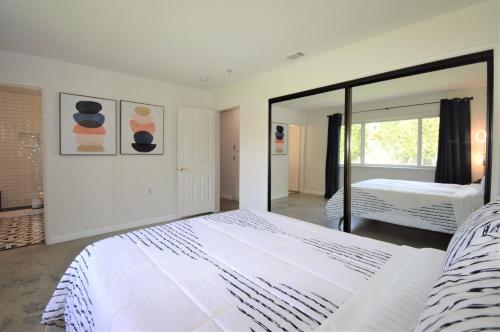 Del Lago Mid - Century Retreat in Palm Springs, USA