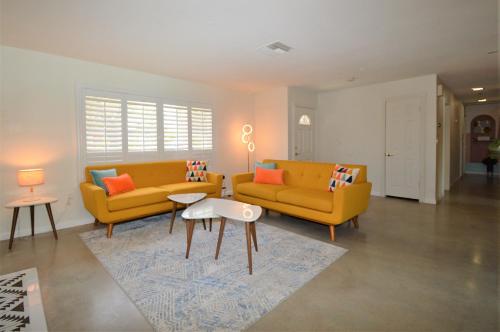 Del Lago Mid - Century Retreat in Palm Springs, USA