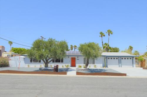 Del Lago Mid - Century Retreat in Palm Springs, USA