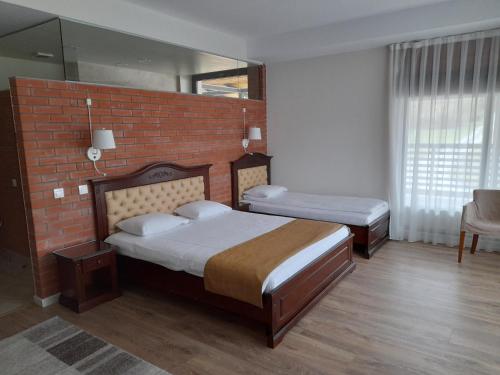 1 queen bed, 1 twin bed
