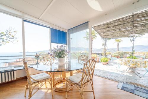  Aurelia Panoramic Seaside Apartment in Zoagli