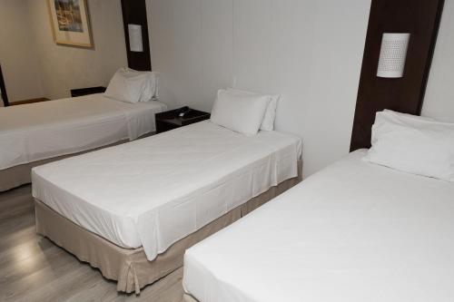 3 twin beds