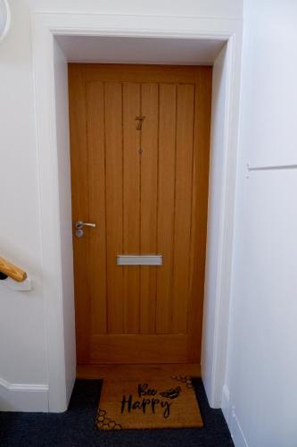 Вхід, No 7 Quiet, two bedroom Ground Floor Flat in Tornagrain Great for early Airport departures or late f in Ардерсьєр