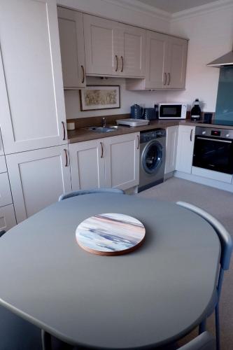 кухня, No 7 Quiet, two bedroom Ground Floor Flat in Tornagrain Great for early Airport departures or late f in Ардерсьєр