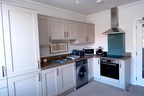 кухня, No 7 Quiet, two bedroom Ground Floor Flat in Tornagrain Great for early Airport departures or late f in Ардерсьєр