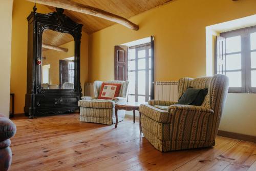 . Casa de la Era, grande, de adobe, con patio y bodega