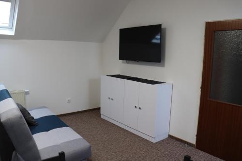 4 twin beds