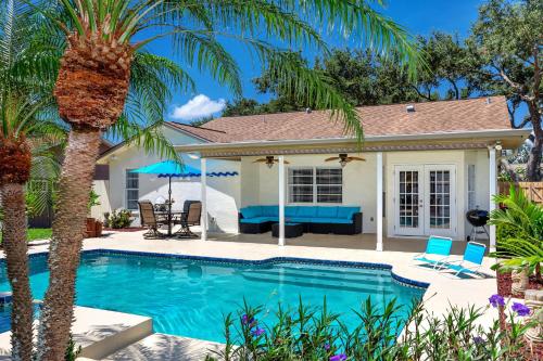 #5 Spectacular large 3 bedroom retreat with heated pool and HighSpeed Wi-Fi in Largo