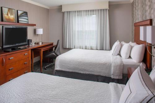 Mobility/Hearing Accessible Guestroom Two Doubles Tub