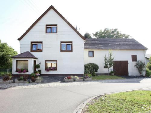 Apartment with terrace and pool in the garden in Pracht, Deutschland