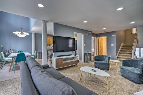 Immaculate Family Townhome - Walk to Beach! in Gary, USA