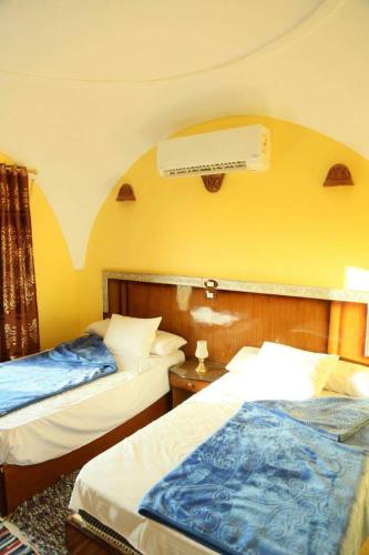 3 twin beds