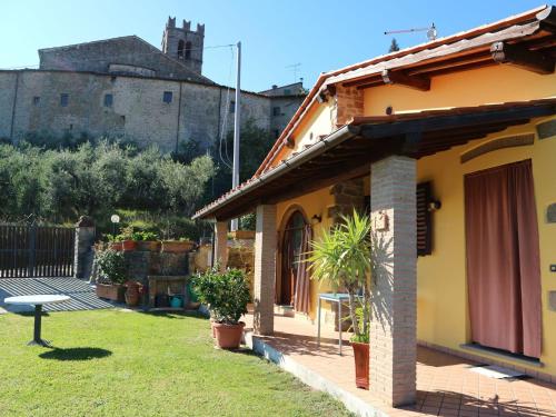  Pretty Holiday Home with Garden Garden Furniture Barbecue in San Quirico