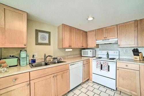 Sunny Padre Island Condo,2 Mi to Beaches, Hot Tub! in Corpus Christi, USA