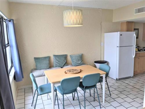 Sunny Padre Island Condo,2 Mi to Beaches, Hot Tub! in Corpus Christi, USA