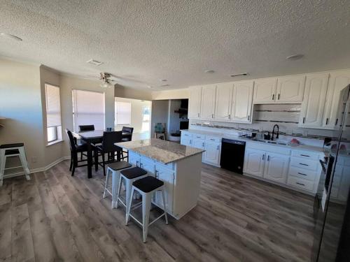 Modern 10 Acre Horse Ranch-Walk to Lake Ray Robert in Pilot Point, USA
