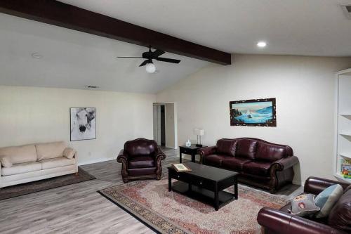 Modern 10 Acre Horse Ranch-Walk to Lake Ray Robert in Pilot Point (TX)