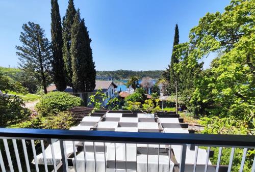 Villa NADA 5 star, something really special, the green oasis, IR sauna, 2 x hot tub, next to the beach - Accommodation - Omišalj