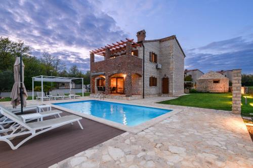 Paradis Villa Stone Queen with Heated Pool - Accommodation - Butkovići