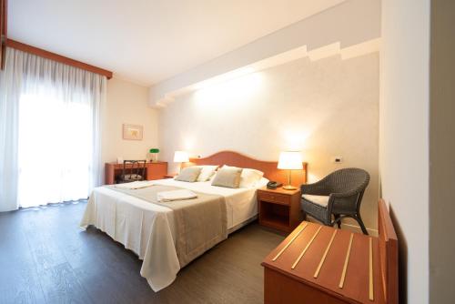 Double or Twin Room image 10