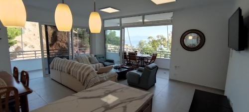 바/라운지, Atlas By Sea Apartment in 오아시스 (로우트라키 페라코라)