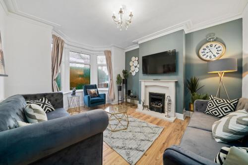 5 Bedroom House with Free Parking, Garden, Super Fast Wifi, Smart TVs with Virgin TV and Netflix by Yoko Property gîte à louer Northampton