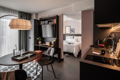 2 twin beds, 1 sofa bed