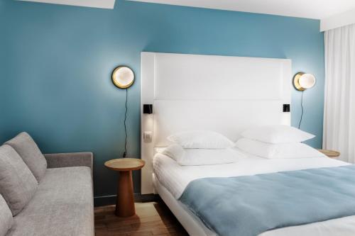 1 queen bed, 1 sofa bed